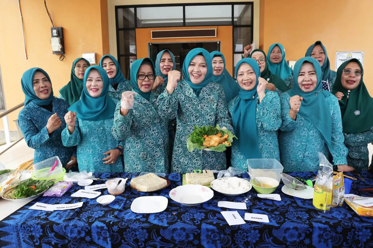Tangani Stunting, Pj Ketua TP PKK Provinsi Banten Tine Al Muktabar Demo Olahan Nugget Ikan Patin