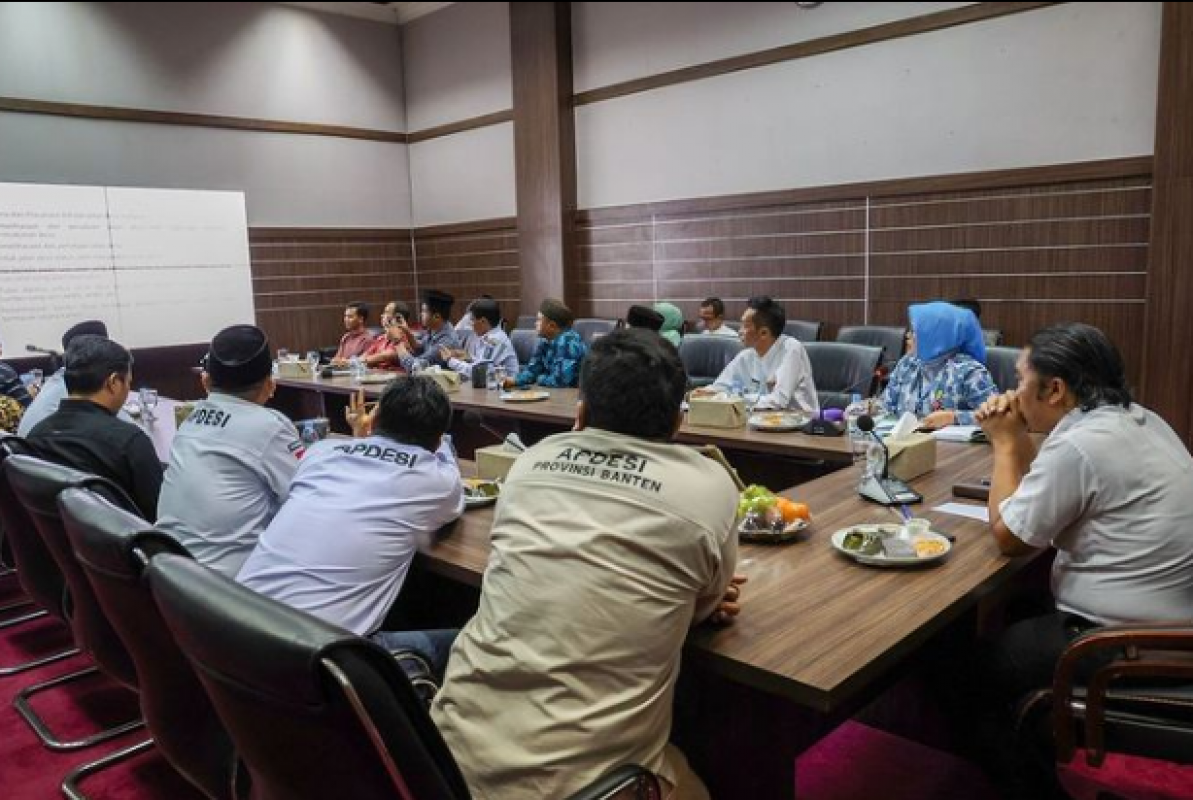 Pj. Gubernur Banten didampingi oleh Plt. Kepala DPMD melaksanakan Rapat Koordinasi bersama APDESI Provinsi Banten.