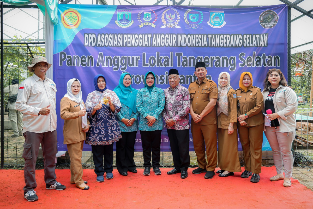 Ketua TP PKK Provinsi Banten Tinawati Andra Soni Ikuti Panen Anggur Ponjay Bendav Kota Tangerang Selatan