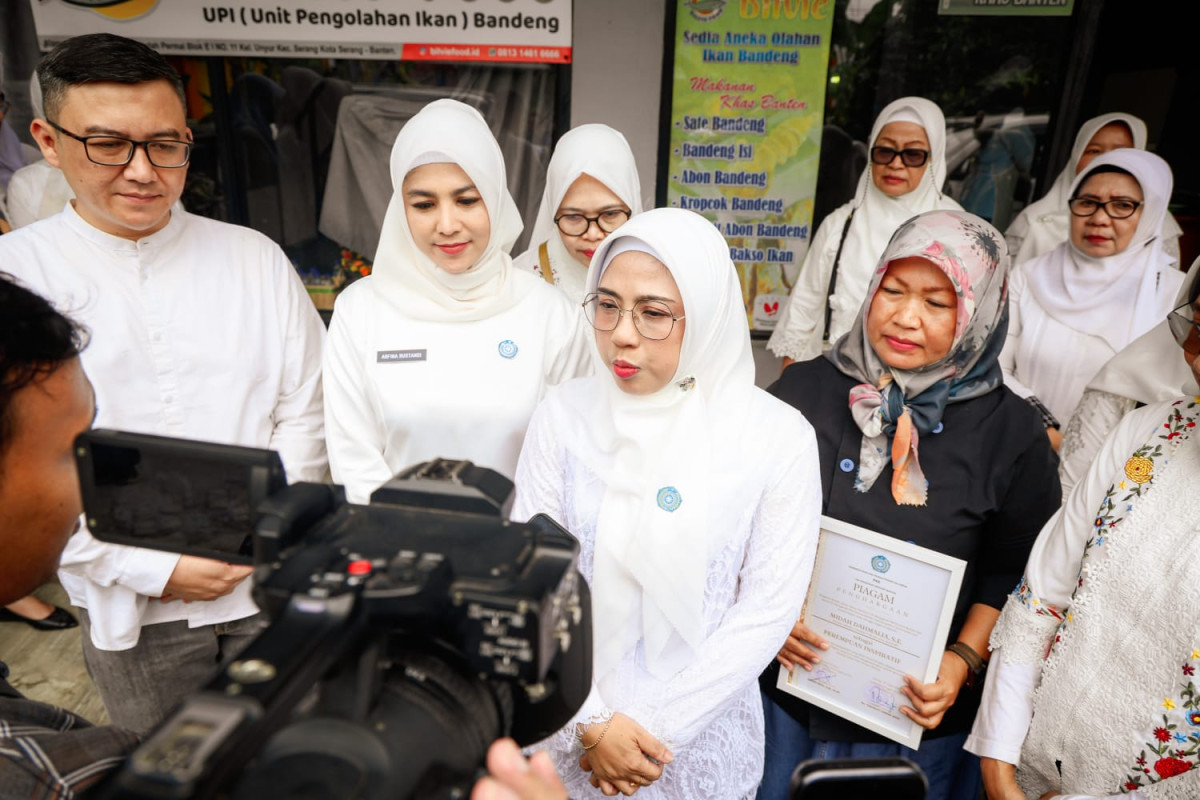 Peringati Hari Kartini, Ketua TP PKK Provinsi Banten Tinawati Andra Soni Berikan Penghargaan Tiga Perempuan Inspiratif di Kota Serang